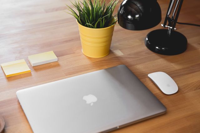 stříbrný MacBook